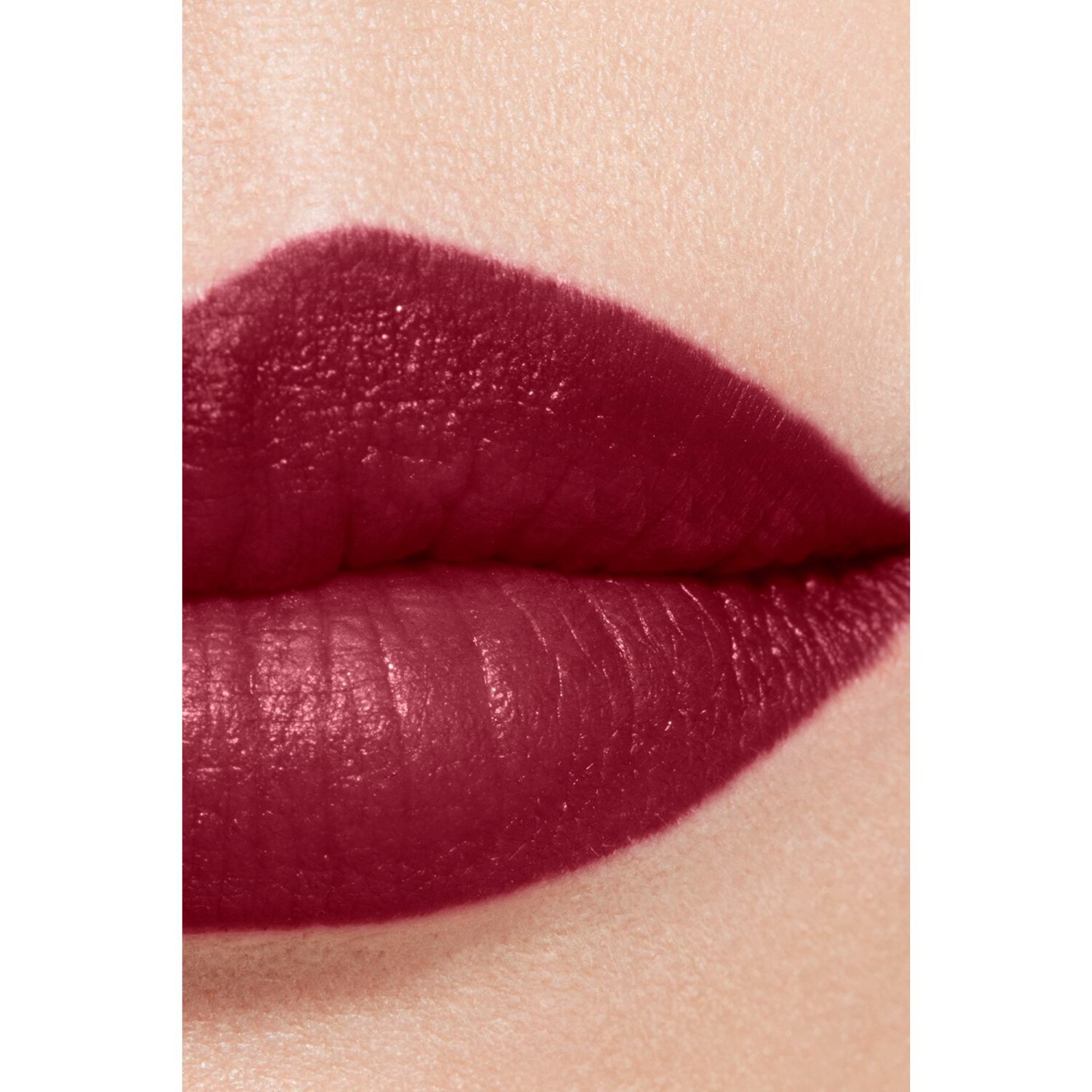 LA BARRA DE LABIOS ATERCIOPELADA LUMINOSA